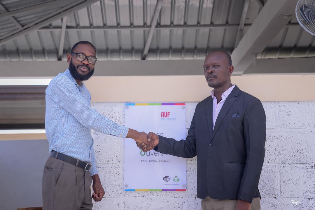 AUF_Caraibe's tweet photo. 🏫👨🏿🏫👨🏿🎓 Dans le cadre de son plan spécial Haïti lancé avec le @MENFP_Education à la suite du séisme de 2021, l’AUF a procédé à l’inauguration d’un réseau de 6 Espaces Connectés Ouverts (ECO) dans les universités du Grand Sud, le 13 août 2022, à l’#UPSAC. 👉🏿:https://t.co/2t6EgGikT1 https://t.co/rE6lSaxpZL