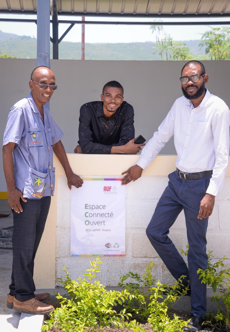 AUF_Caraibe's tweet photo. 🏫👨🏿🏫👨🏿🎓 Dans le cadre de son plan spécial Haïti lancé avec le @MENFP_Education à la suite du séisme de 2021, l’AUF a procédé à l’inauguration d’un réseau de 6 Espaces Connectés Ouverts (ECO) dans les universités du Grand Sud, le 13 août 2022, à l’#UPSAC. 👉🏿:https://t.co/2t6EgGikT1 https://t.co/rE6lSaxpZL