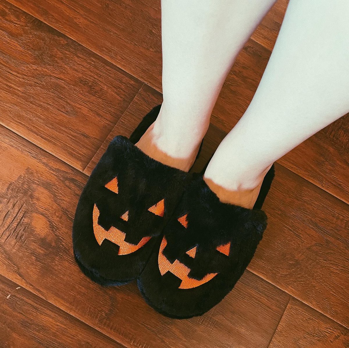 mothbourne's tweet photo. new shoes from StrangeCvlt!!!
#gothic #fashion #gothshoes #witchy #aesthetic #strangecvlt https://t.co/nn7ILWZTi6