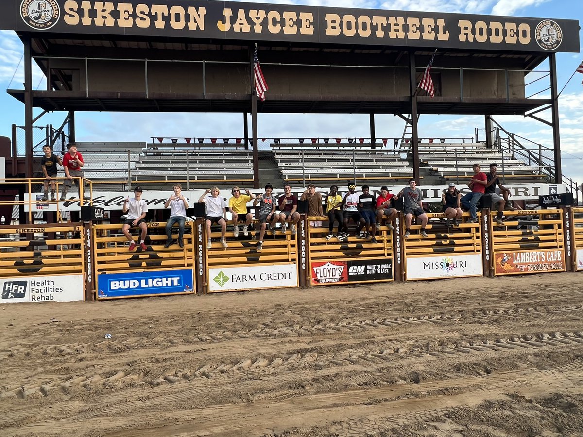 SikestonBDogs's tweet photo. Thanks to all our wrestlers who came out to help stack chairs today for the Jaycees #Grateful https://t.co/9T387ZwrsC