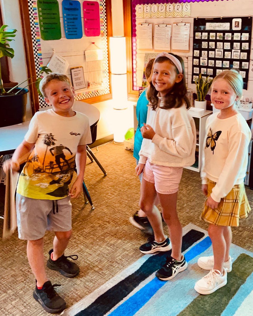 mrskkmitchell's tweet photo. 🔎Scavenger hunts are my favorite way to highlight important areas of the classroom. My 4th graders were excellent guides for the 3rd graders! #npspanthers @NPSLincoln @npspanthers #montessori https://t.co/YeaeoCnNUq