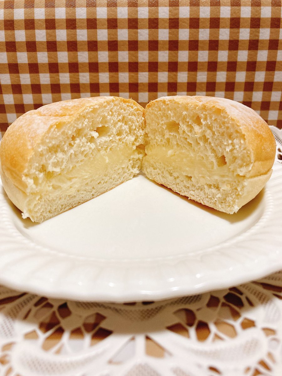 ama_usagi3's tweet image. ほわっとみるく
#PASCO
「多加水製法」という水分を多く含んだ製法らしく、見た目はシンプルですが生地の美味しさがもうパン屋超え˚✧
しっとり、もっちりとした生地が最高に美味しいし、ミルククリームも絶妙なバランスでこてっとした練乳みたいでめっちゃ好き。珍しくリピしたい程。今月一推しパン✨