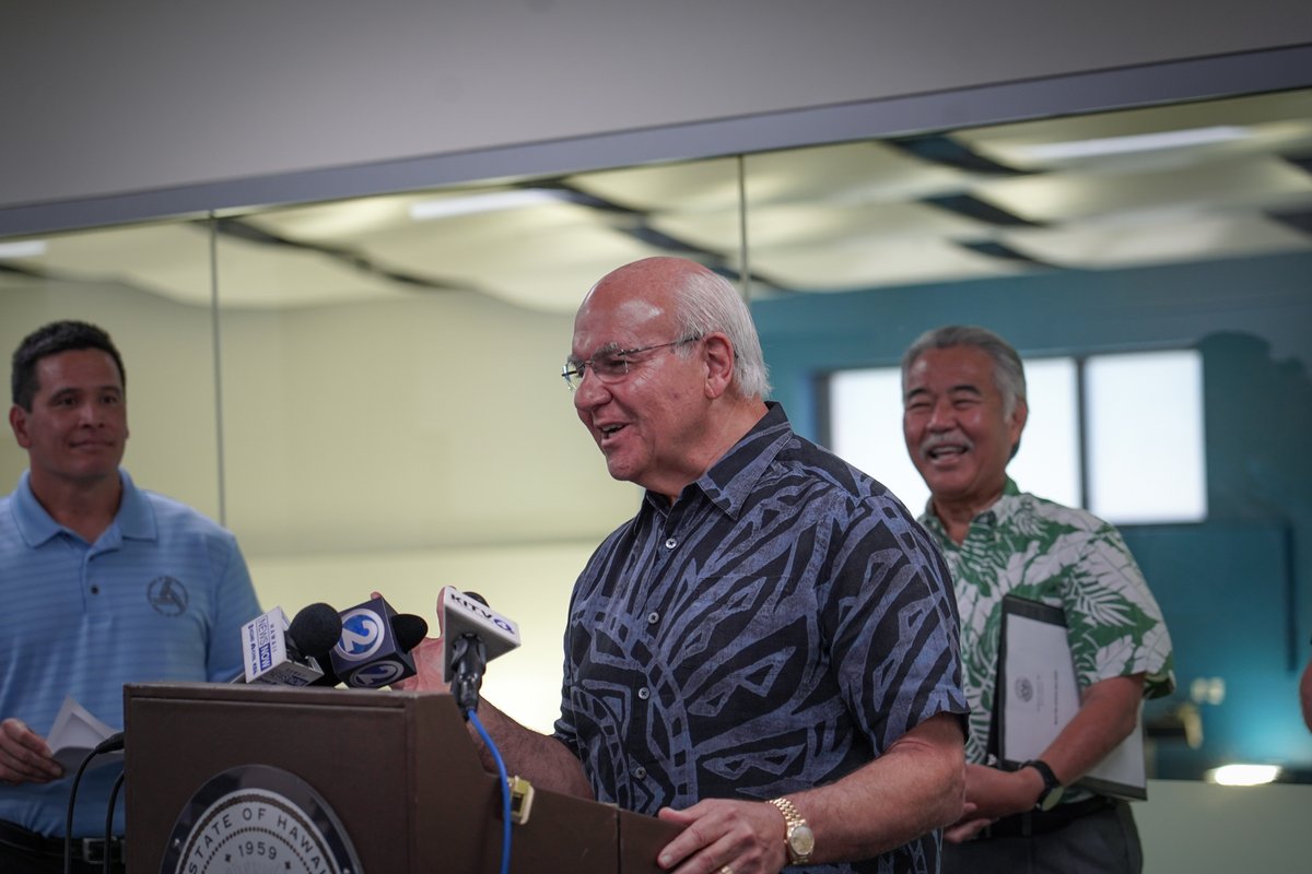 hnldts's tweet photo. Today, DTS held a joint news conference with the Hawaii State Department of Transportation, announcing our Beat the School jam plans, which include free #HOLOCards, free fare week, and new Express Service routes. https://t.co/nFIbBeBDcz