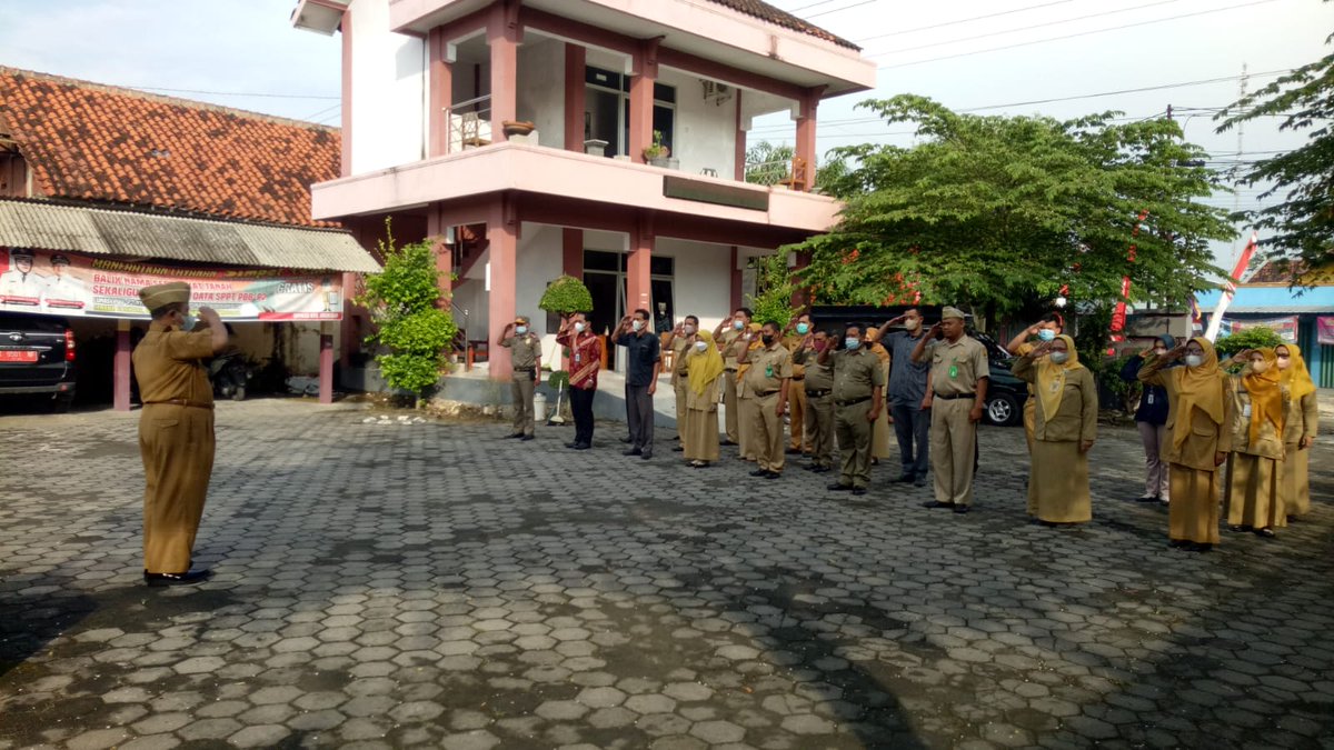 TPP_Toroh's tweet photo. TPP Kec Toroh mengikuti apel pagi bersama Karyawan dan Karyawati Kec Toroh Kab Grobogan. https://t.co/mHzGhGNMeA