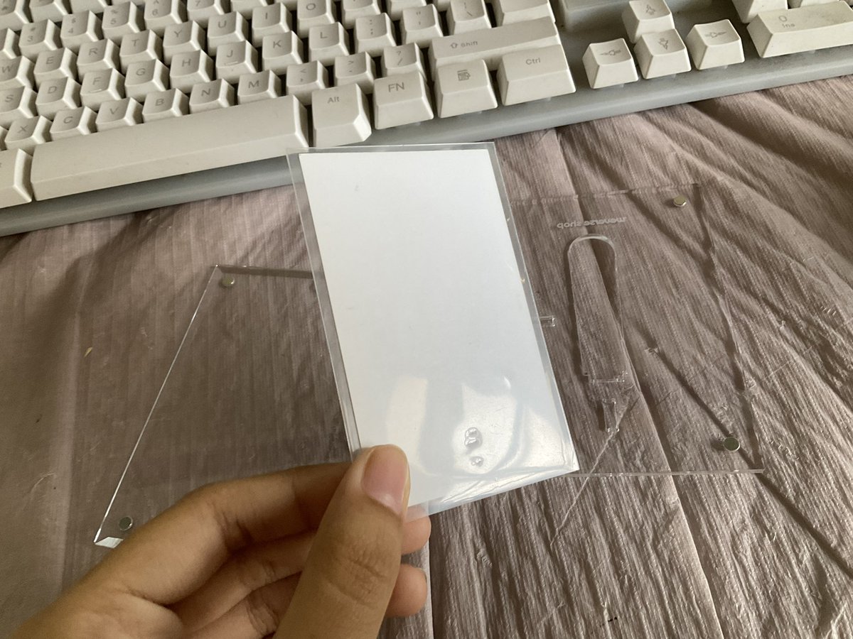 minscartsz's tweet image. pighati 🥹 don't put official pcs sa acrylic frame if ayaw niyo magkadent 🥹 or just don't put the stand 🥹