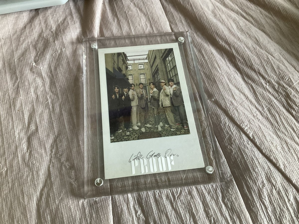 minscartsz's tweet image. pighati 🥹 don't put official pcs sa acrylic frame if ayaw niyo magkadent 🥹 or just don't put the stand 🥹