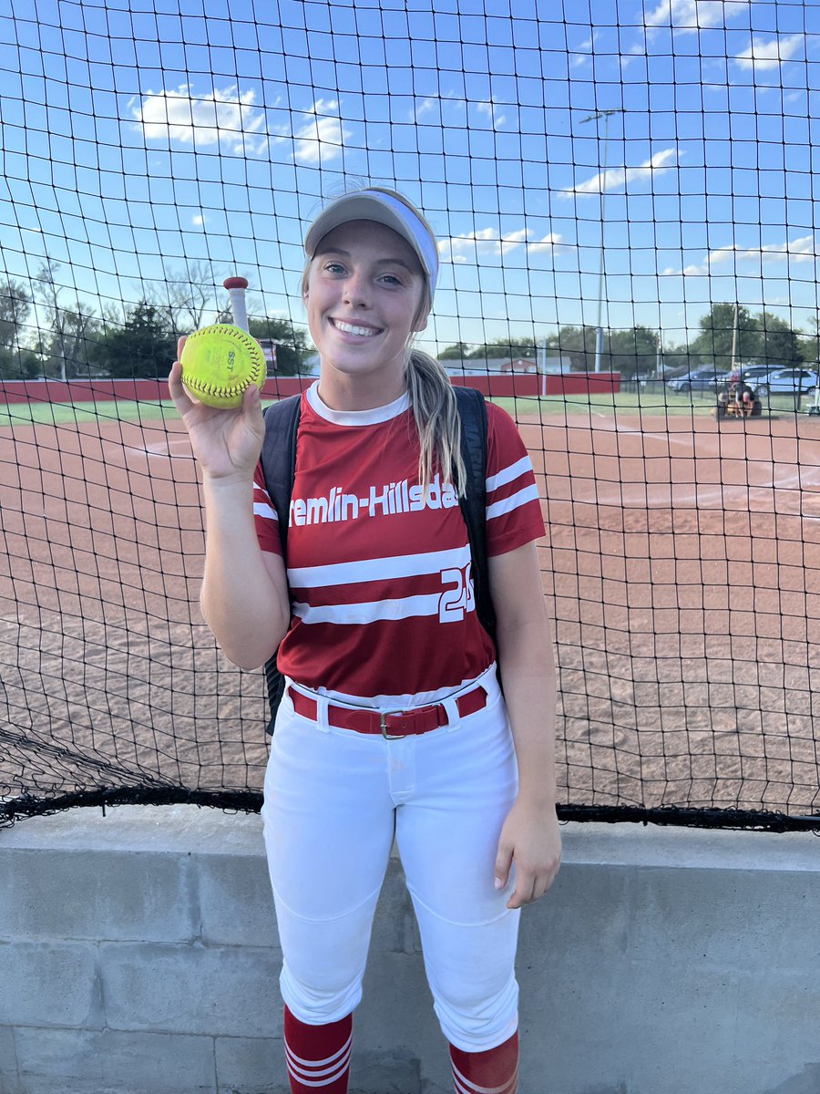 KremlinSoftball's tweet photo. 🚨Dinger Alert🚨                                       Senior Ty Neal with a 3-Run shot tonight! #yaksause #bombsquad https://t.co/GHvSO5G06P