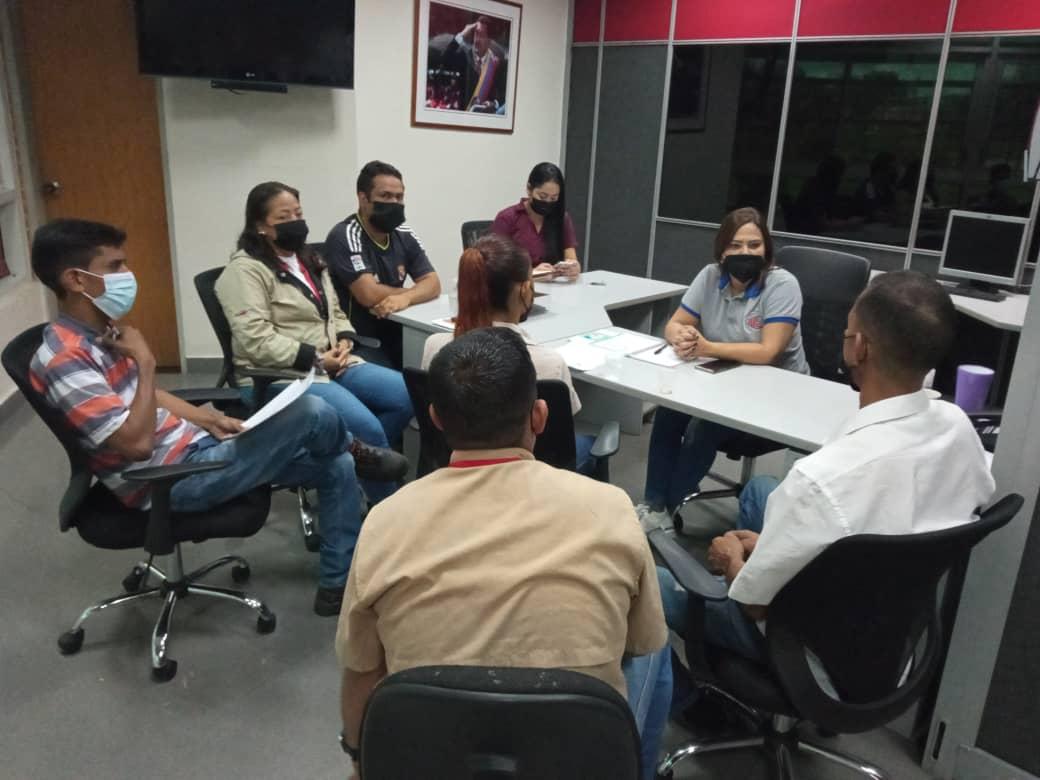 CAMETROVALENCIA's tweet photo. #EnMetro||¡Avanzar es la meta!La Lic. Yolyemil Rodríguez Marín (@Yolyemil) Pdta. de @CAMETROVALENCIA sostuvo reunión con trabajadores de la Gerencia de #Mantenimiento en aras de de afinar planes de recuperación y repotenciación de los #Vagones🚧🚇🇻🇪||#ArmyGamesVzla2022 https://t.co/636XyL36aY