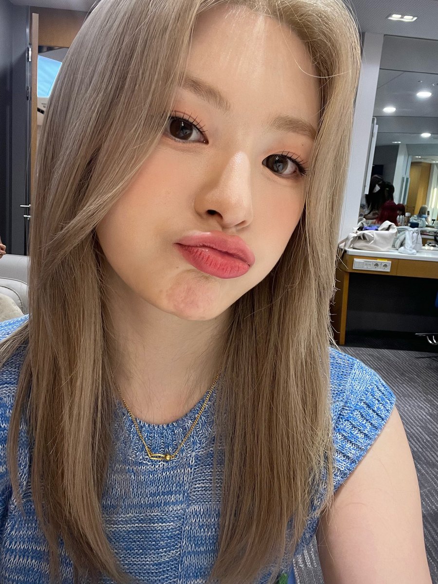 [220816] seeun weverse post 

🦊: good morning ☀️💙

<a href="/STAYC_official/">STAYC(스테이씨)</a>