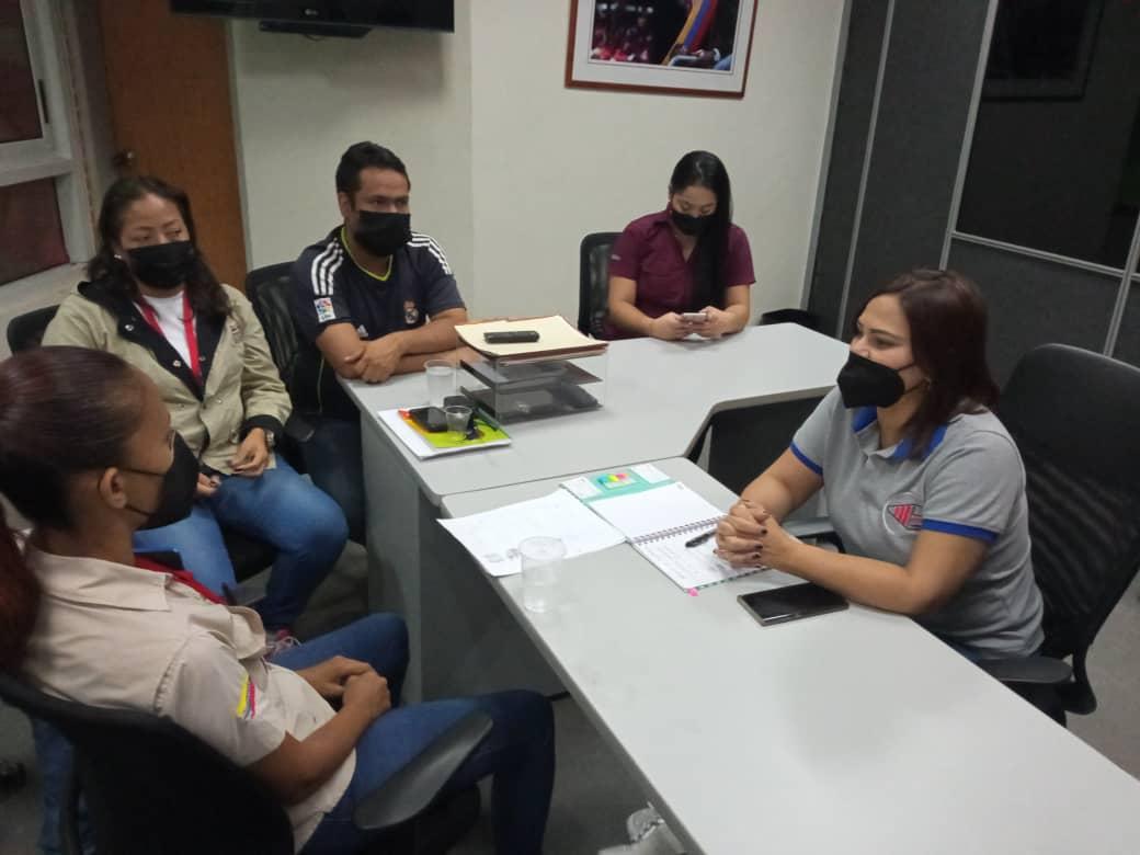 CAMETROVALENCIA's tweet photo. #EnMetro||¡Avanzar es la meta!La Lic. Yolyemil Rodríguez Marín (@Yolyemil) Pdta. de @CAMETROVALENCIA sostuvo reunión con trabajadores de la Gerencia de #Mantenimiento en aras de de afinar planes de recuperación y repotenciación de los #Vagones🚧🚇🇻🇪||#ArmyGamesVzla2022 https://t.co/636XyL36aY