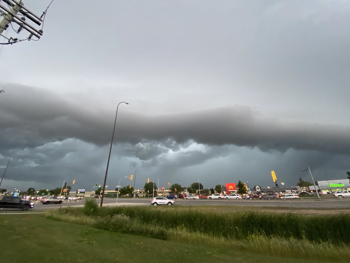 celinalex_ru's tweet photo. Coming out of @olivegarden we saw this beautiful shelf cloud. #thunderstorms #ShareYourWeather #mbstorm #winnipegweather #wpgweather #wpgstorm @CBCManitoba @CBCWinnipeg @ctvwinnipeg https://t.co/Jf0XtUpDYi