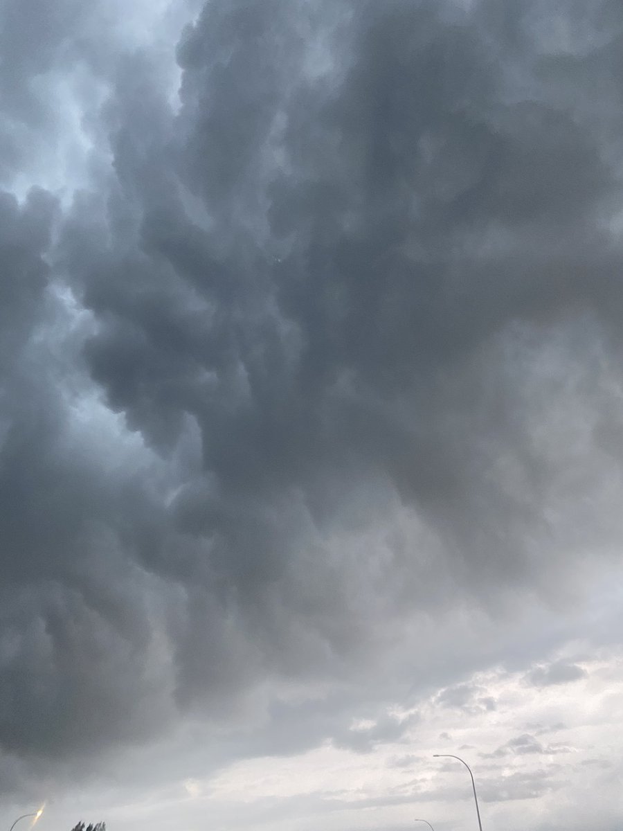 celinalex_ru's tweet photo. Coming out of @olivegarden we saw this beautiful shelf cloud. #thunderstorms #ShareYourWeather #mbstorm #winnipegweather #wpgweather #wpgstorm @CBCManitoba @CBCWinnipeg @ctvwinnipeg https://t.co/Jf0XtUpDYi
