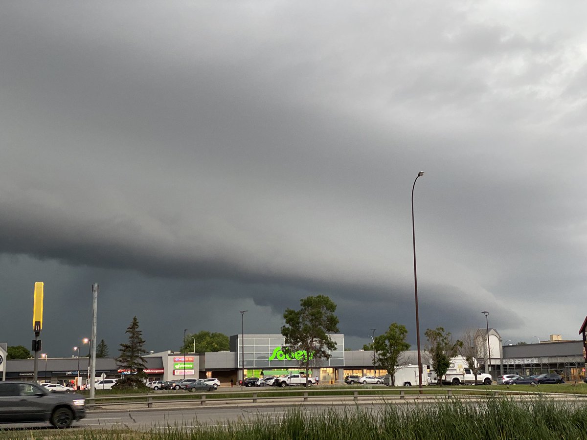 celinalex_ru's tweet photo. Coming out of @olivegarden we saw this beautiful shelf cloud. #thunderstorms #ShareYourWeather #mbstorm #winnipegweather #wpgweather #wpgstorm @CBCManitoba @CBCWinnipeg @ctvwinnipeg https://t.co/Jf0XtUpDYi