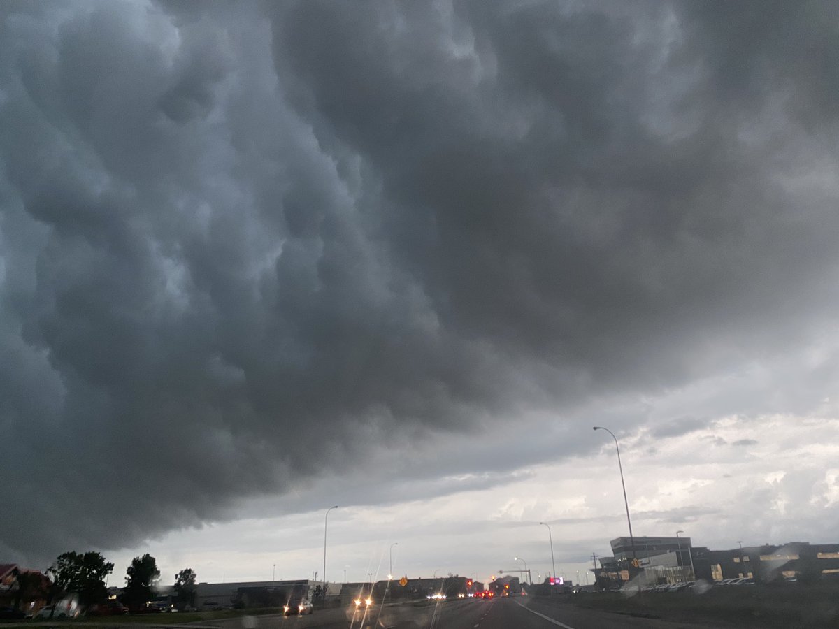 celinalex_ru's tweet photo. Coming out of @olivegarden we saw this beautiful shelf cloud. #thunderstorms #ShareYourWeather #mbstorm #winnipegweather #wpgweather #wpgstorm @CBCManitoba @CBCWinnipeg @ctvwinnipeg https://t.co/Jf0XtUpDYi