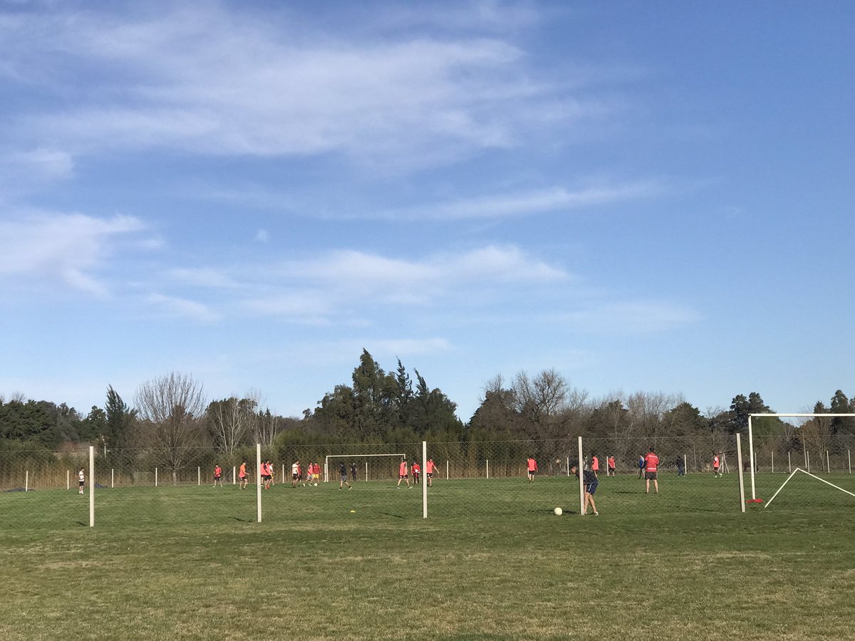 CampingFatica's tweet photo. #CampingFATICA |🔵Hoy el plantel de la 1ra. División del “Club Social Deportivo Parada Robles”, realizaron en nuestro Campo deportivo #DiegoArmandoMaradona , un entrenamiento fisico💪🏼 completo, para estar preparados en sus próximos partidos❤️💛❤️. 

🔹SEC. GRAL. @waltercorreaok https://t.co/YjSVmTI0ln