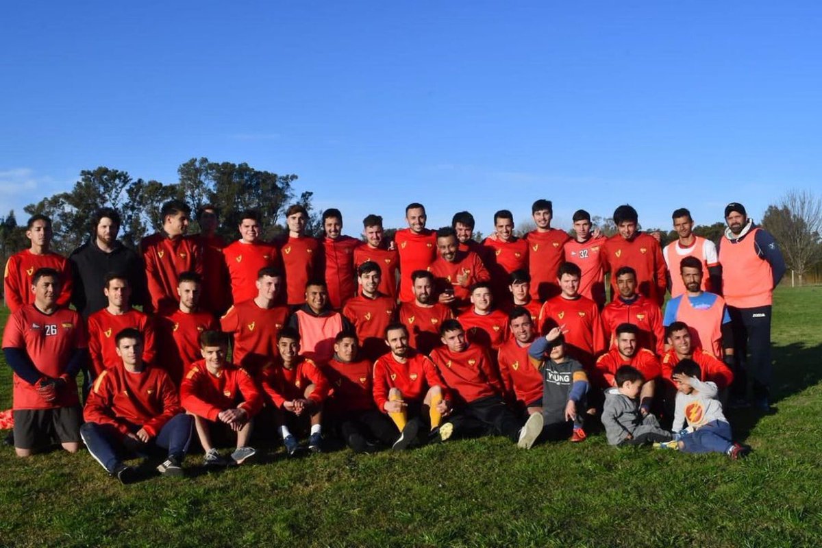 CampingFatica's tweet photo. #CampingFATICA |🔵Hoy el plantel de la 1ra. División del “Club Social Deportivo Parada Robles”, realizaron en nuestro Campo deportivo #DiegoArmandoMaradona , un entrenamiento fisico💪🏼 completo, para estar preparados en sus próximos partidos❤️💛❤️. 

🔹SEC. GRAL. @waltercorreaok https://t.co/YjSVmTI0ln