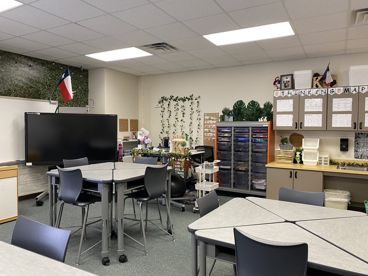 Mrs_King76008's tweet photo. Ready for an awesome year ๐งก๐พ๐ค #growgreatness @AledoISD #codercats #scienceteacher https://t.co/5xGq72eUvM