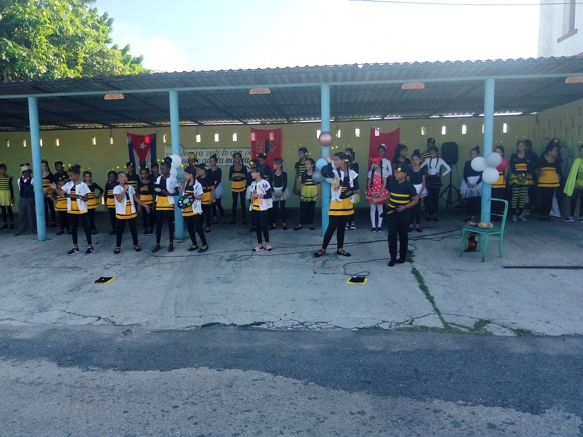 yarelyspcc's tweet photo. En la sede del Comité Municipal del Partido en #Mariel,amanecimos hoy con un matutino especial en Homenaje a nuestro Comandante,la colmenita marieleña nos regaló un emotivo espectáculo. #FidelVive #CubaSigue https://t.co/qJ07tkMBYA