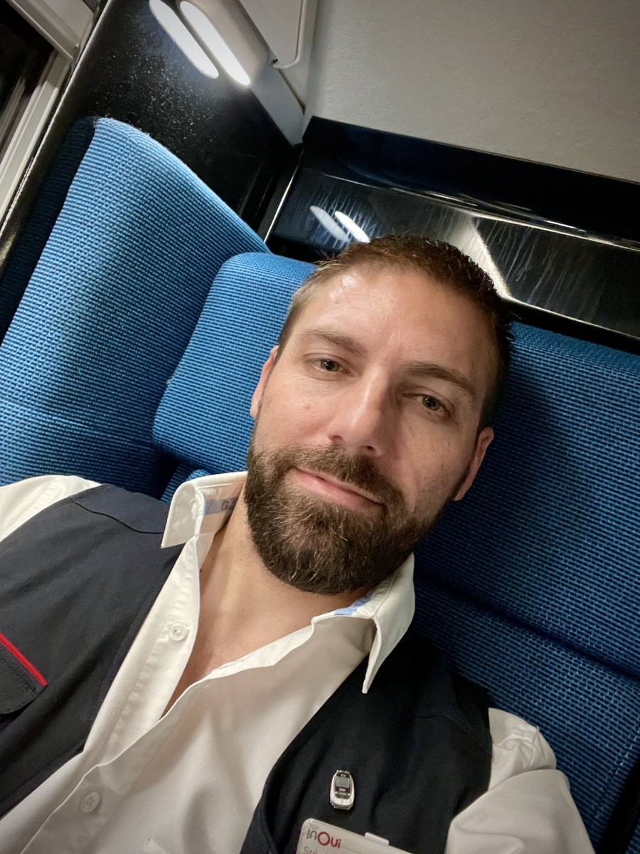 Stephen_box's tweet photo. Avec un départ à 23h59 de #ParisMontparnasse et une arrivée à 05h52 en #GareDeBrest, il faut boire du café pour tenir et ne pas dormir comme les 90% des gens, dans le seul #TGVINOUI « de nuit » 😉 https://t.co/k2brEZuks9