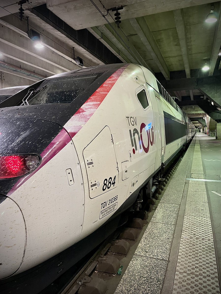 Stephen_box's tweet photo. Avec un départ à 23h59 de #ParisMontparnasse et une arrivée à 05h52 en #GareDeBrest, il faut boire du café pour tenir et ne pas dormir comme les 90% des gens, dans le seul #TGVINOUI « de nuit » 😉 https://t.co/k2brEZuks9