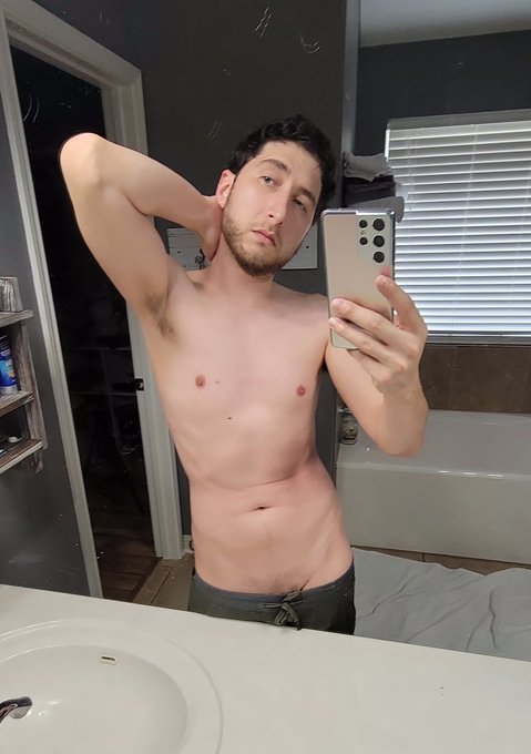 Thank you muscular e-thots for teaching me some ways to pose. https://t.co/BywEysravp https://t.co/E