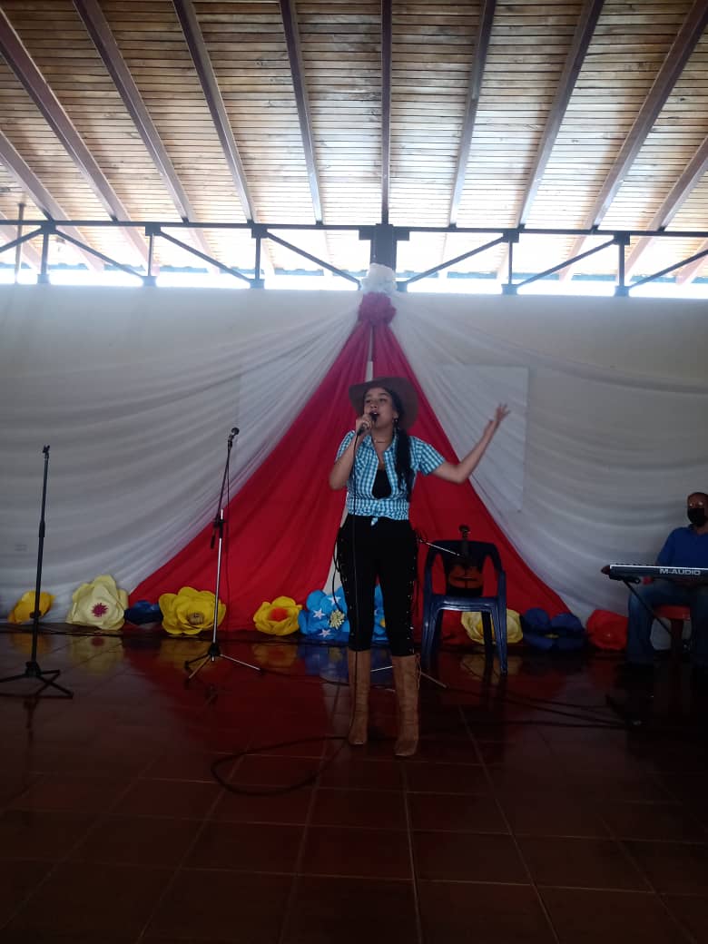 LICEOMAICA's tweet photo. Orgullosos de nuestra estudiante de 5to año María de los Ángeles Rosales representara a Táchira en Caracas en la voz corazón llanero juvenil felicitaciones emocionados, hermosa voz miles de bendiciones @ZonaEducTachira @MPPEDUCACION @FreddyBernal @Berzabethg1 @pedrobarrera57 https://t.co/YTcRYhduYA
