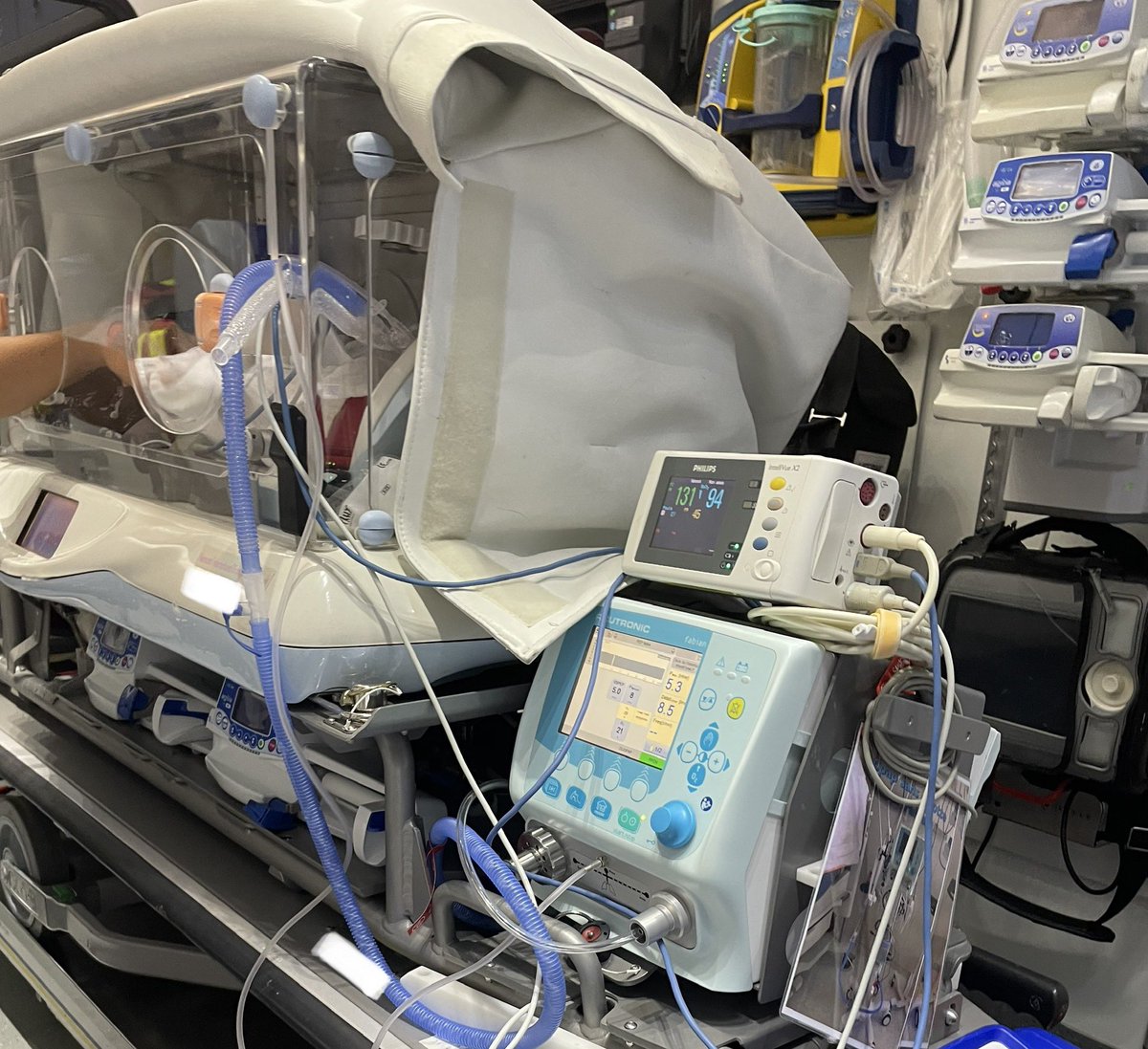 Rhazelovitch's tweet photo. Transport Playmobil / Micromachine sous CPAP. Écart d’âge de prise en charge de >90ans aujourd’hui. #LTSmur https://t.co/iTua0L5zwb