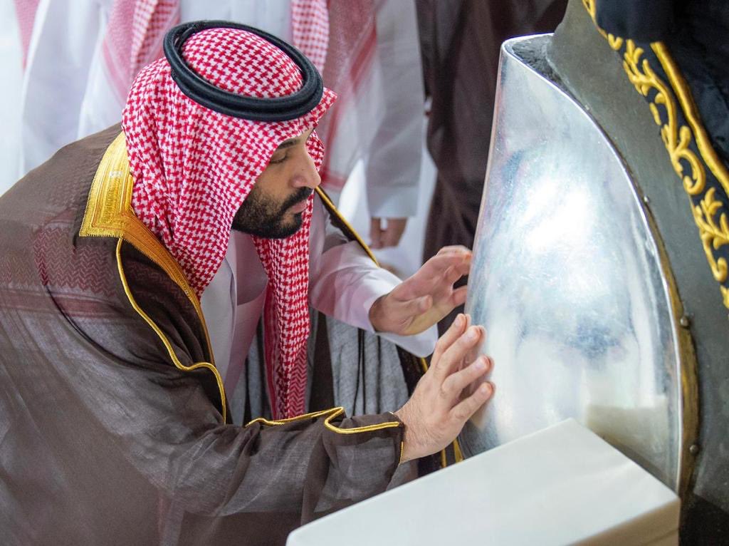 AJELNEWS24's tweet photo. للوطن حكّام .. وللحرمين خدّام ..

اللهم احفظ سمو ولي العهد بحفظك .. وزده عزاً وقوةً ونصراً .
.
.
#ولي_العهد_يتشرف_بغسل_الكعبه
- https://t.co/tRxsVF7YMp