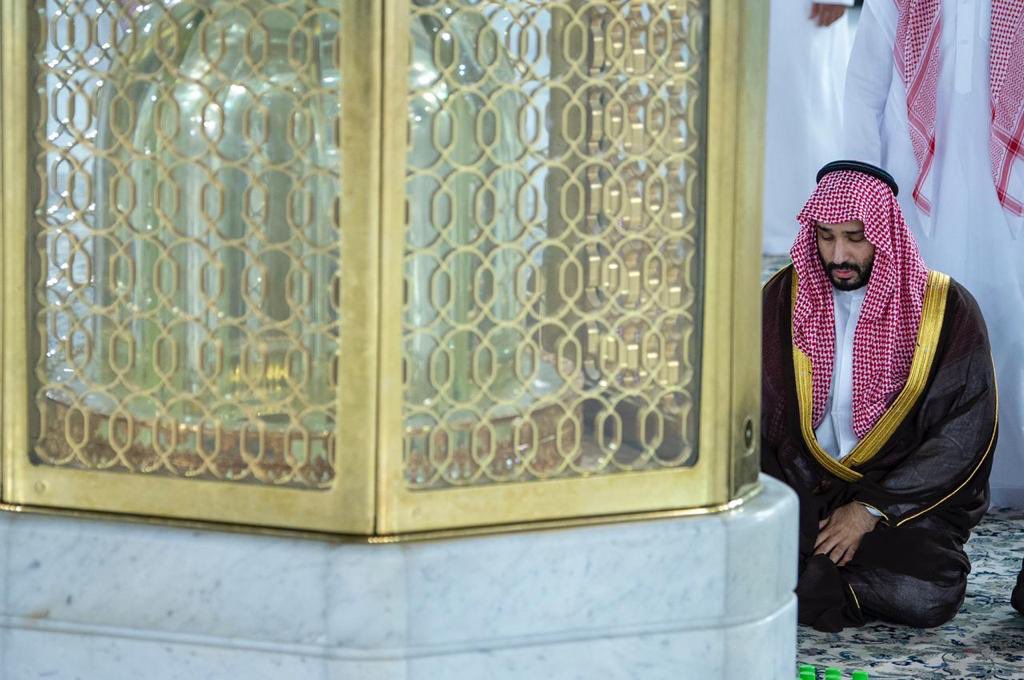 AJELNEWS24's tweet photo. للوطن حكّام .. وللحرمين خدّام ..

اللهم احفظ سمو ولي العهد بحفظك .. وزده عزاً وقوةً ونصراً .
.
.
#ولي_العهد_يتشرف_بغسل_الكعبه
- https://t.co/tRxsVF7YMp