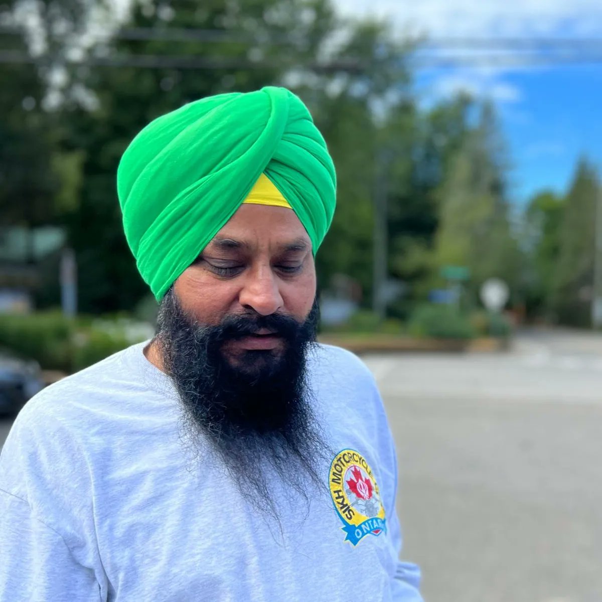 Our members show their pride by wearing Club colours even when going about their day to day activities.  

#SMCProud
#smcontario 
#sikhriders
#TurbanedRiders