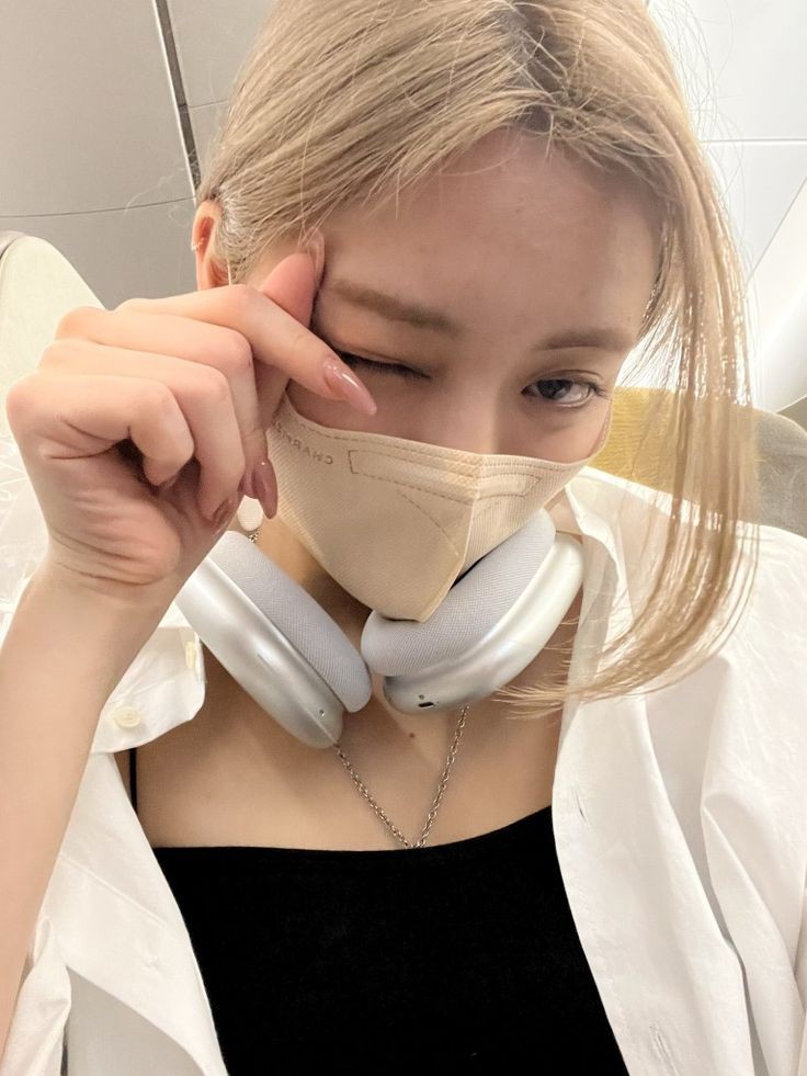 Olá diretamente de Los Angeles! Depois de longas horas no avião, finalmente estamos aqui. Vamos nos apresentar na KCON em breve! Não preciso nem dizer que estou ansiosa para o evento, não é? ♡