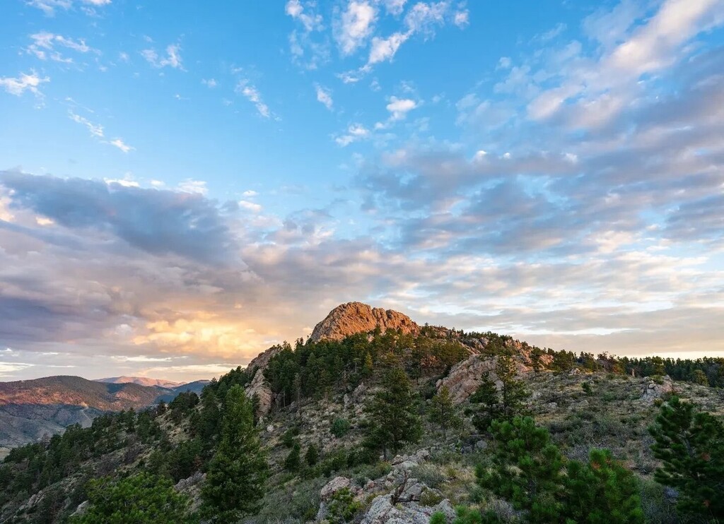 🤩 The stretch of infinite blue sky and the sun's spotlight over Horsetooth Mountain sure do inspire a 'WOW' reaction. This iconic and scenic mountain view is one of the many reasons to visit Fort Collins. 📷@cosmicnightskies #lovefortcollins #visitf… instagr.am/p/ChTR0P-LC0B/