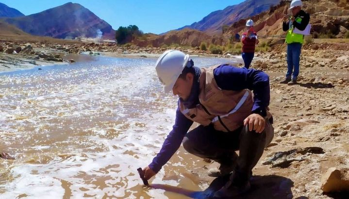 Confirmado: El resultado de los estudios bolivianos concluye que el agua del río Pilcomayo YA NO ES POTABLE por el accidente minero que descargó 13 mil toneladas de residuos mineros al río. Todavía se esperan resultados a la altura de Salta, pero el panorama es desesperanzador.