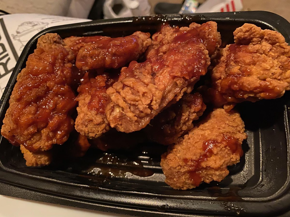 diehardhoops's tweet photo. @kfc on Wayne Rd in Westland wanted to charge me for water, yet they couldn't put honey bbq sauce on my honey BBQ wings. HORRIBLE EXPERIENCE! https://t.co/Ue1rTt0Fcr