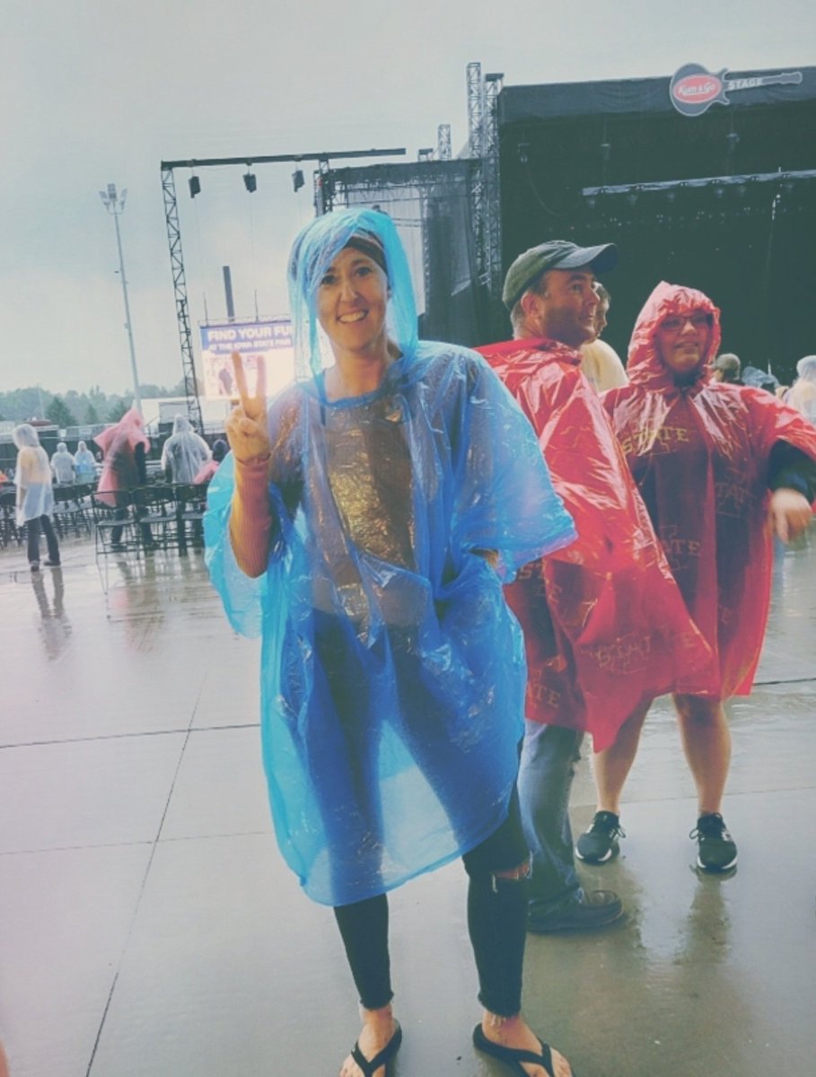 ISeeSkies0fBlue's tweet photo. "Isn't it ironic" the only day it rains all summer is during the @Alanis concert πΆ, which I've wanted to see for over half my life. But, I'm still here "with one hand in my pocket & the other one is givin' a peace sign..." βπΌ
#LiveYourList #SupportLiveMusic #IowaStateFair https://t.co/Nx8d8Y0MnE