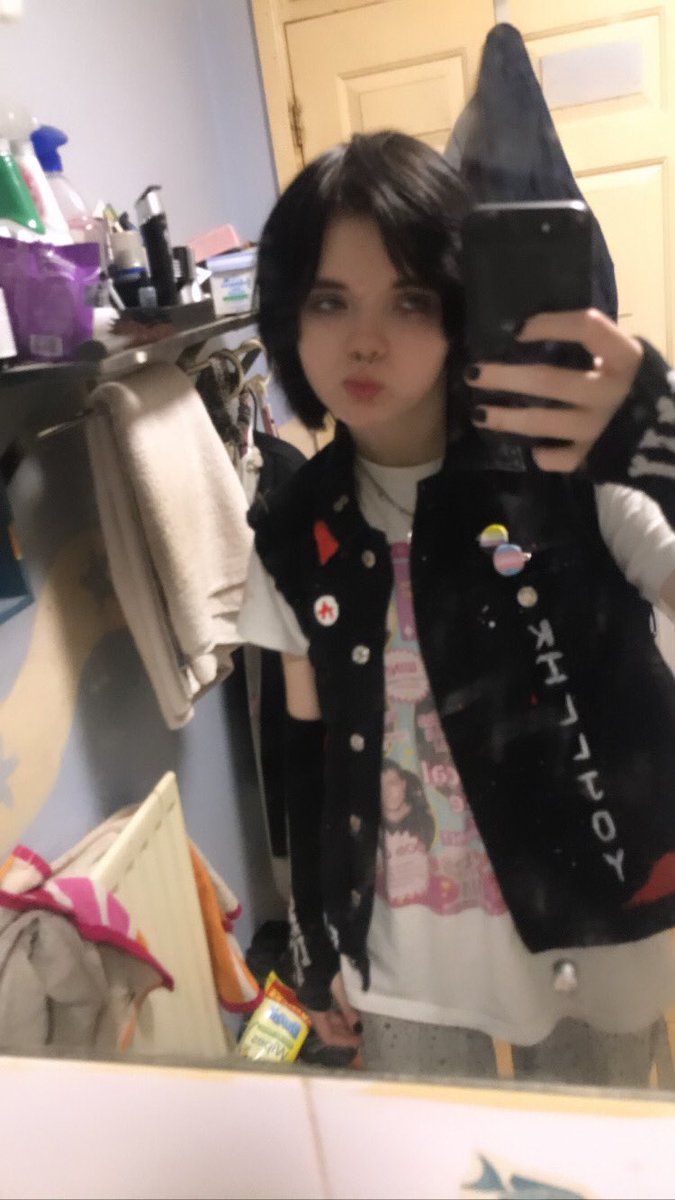 DIELIJ4H's tweet photo. my friend made me this sick fucking my chemical romance jacket i love it SO much hes so insanely talented !!!!!!!! i love my friends :03 💜💜💜💜💜💜 https://t.co/Rb5vMMilHY