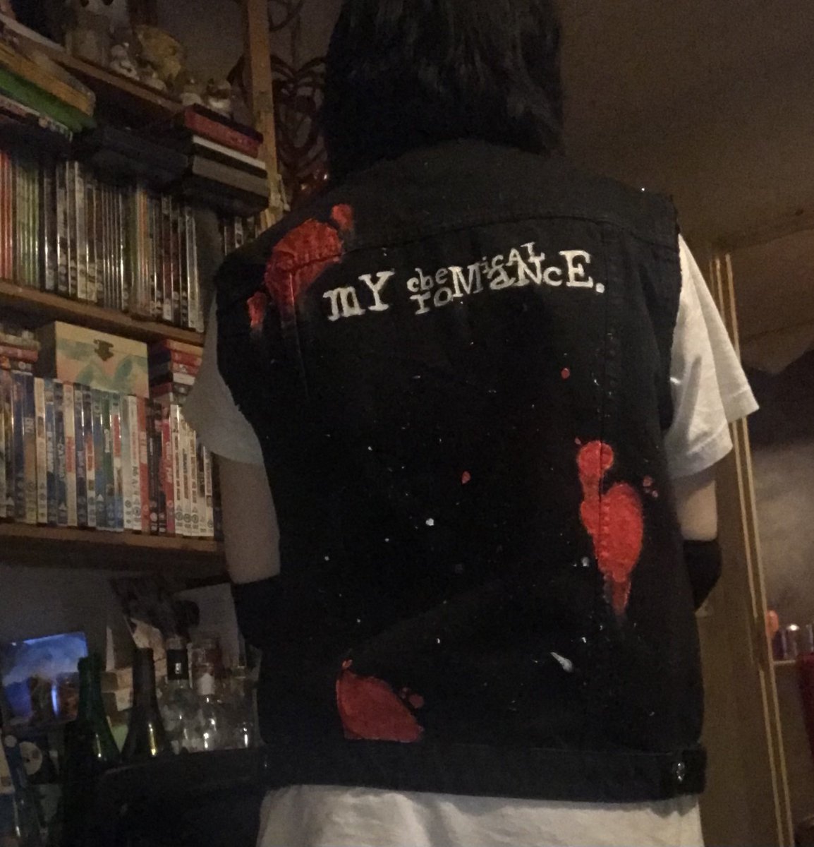 DIELIJ4H's tweet photo. my friend made me this sick fucking my chemical romance jacket i love it SO much hes so insanely talented !!!!!!!! i love my friends :03 💜💜💜💜💜💜 https://t.co/Rb5vMMilHY