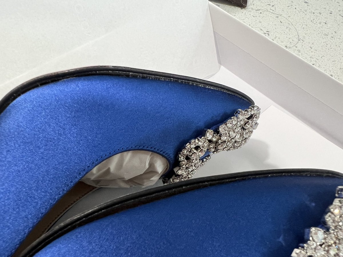 GeeNaranjo's tweet photo. @TheRealMsBanks @Nordstrom Ok I thought mine was bad but an empty box!?!? These are my 7th pair bc every pair was used, display, or had a defect &amp; now they sent me a pair that they probably left in a warehouse during the heat wave😭 It’s all ungluing https://t.co/MJTXBKfnZ5
