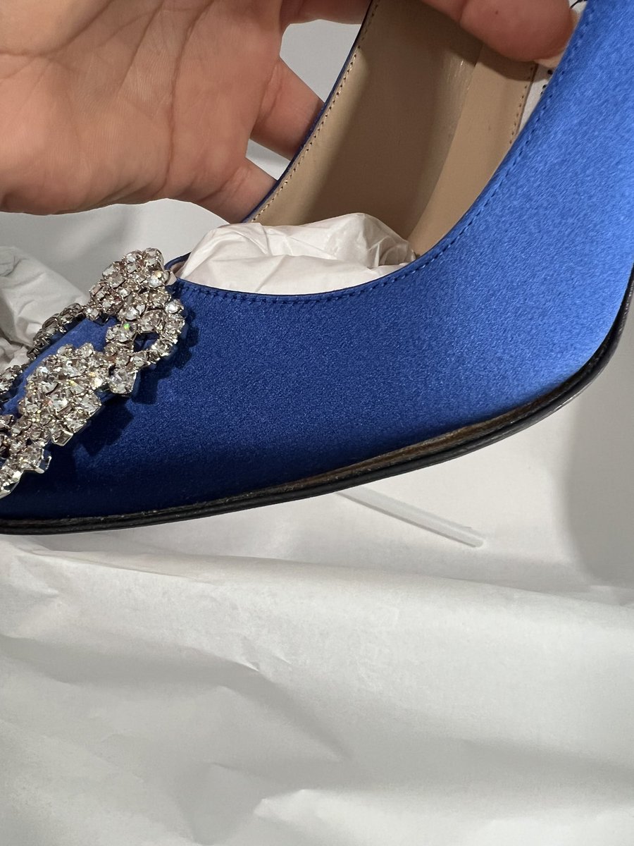 GeeNaranjo's tweet photo. @TheRealMsBanks @Nordstrom Ok I thought mine was bad but an empty box!?!? These are my 7th pair bc every pair was used, display, or had a defect &amp; now they sent me a pair that they probably left in a warehouse during the heat wave😭 It’s all ungluing https://t.co/MJTXBKfnZ5