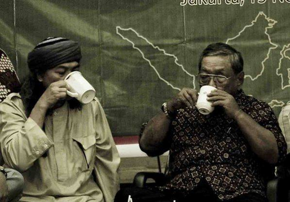 HIDJKSL's tweet photo. [utas]

Adab Sebelum Minum Kopi :

1. Hadiahkan Dulu Fatihah Buat Syeikh Abu Bakar Bin Salim, Karena Beliaulah Yang Pertama Kali Membawa Kopi Dan Menanamnya Hingga Bisa Dinikmati Sampai sekarang.

⤵️⤵️ https://t.co/VLt44OAJ20