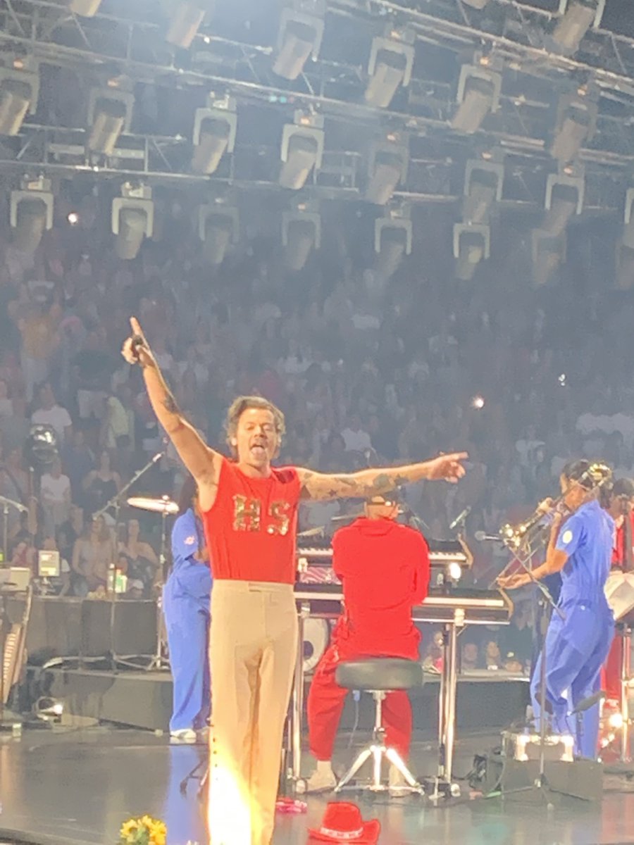 ⁦<a href="/Harry_Styles/">Harry Styles.</a>⁩ wow what an entertainer