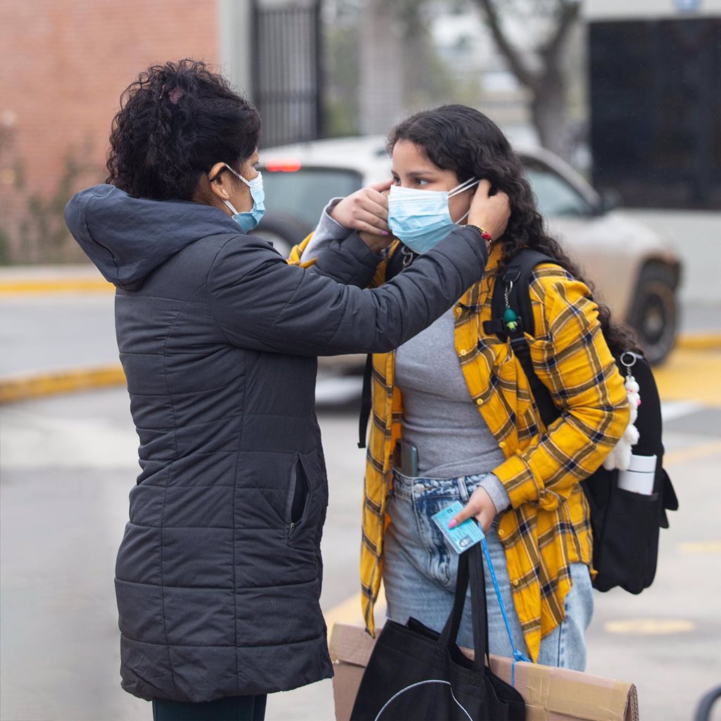 pucp's tweet photo. ¡El primer día del ciclo 2022-2! Un emotivo reencuentro luego de 2 años 👏🐿. 

#ComunidadPUCP #RetornoSeguroPUCP https://t.co/SWGazb4af3