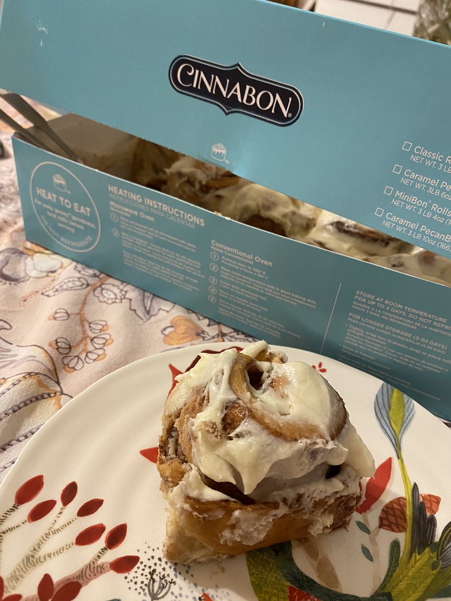 mikkif8's tweet photo. Baby Blue Vodka Tonics and Cinnabons #BetterCallSaul #BetterCallSaulFinale #walterwhite #BreakingBad #cinnabon https://t.co/VdeVatHobi