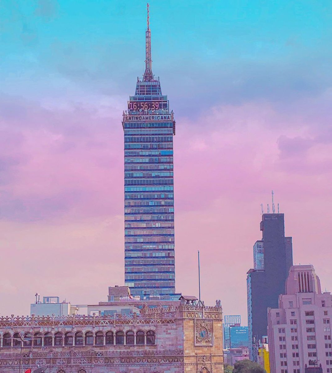 TopTourMgzn's tweet photo. La 𝗧𝗼𝗿𝗿𝗲 𝗟𝗮𝘁𝗶𝗻𝗼𝗮𝗺𝗲𝗿𝗶𝗰𝗮𝗻𝗮, uno de los edificios más emblemáticos de la #CDMX🏢Obtuvo el título del edificio más alto de América Latina y fue el primer rascacielos recubierto de vidrio en el mundo🌃
Y tú,  ¿ya has subido hasta la cima? https://t.co/2h1qWz4jnX