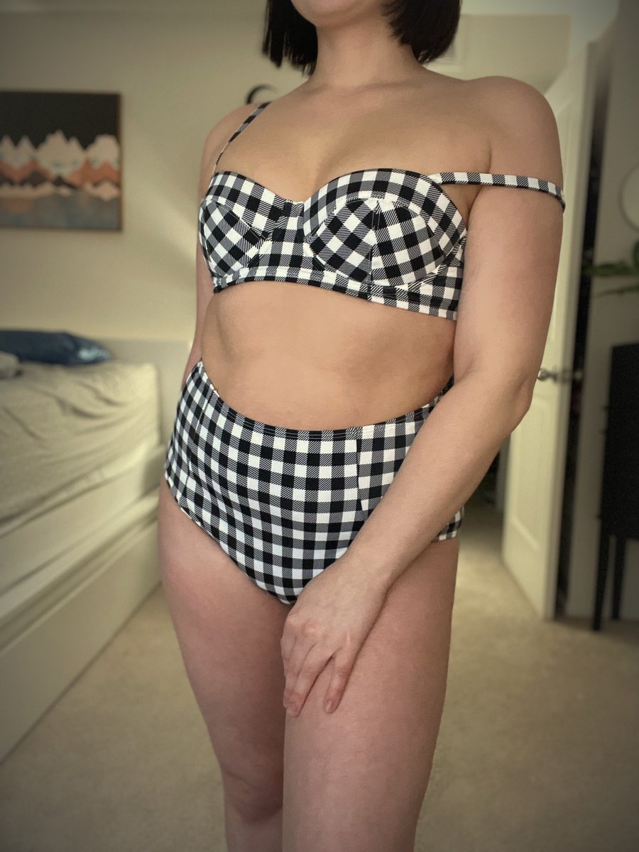 renee_rialto's tweet photo. Feeling like a pin up girl in my new bikini... #pinup #pingirl #pinupwhore #takemytopoff  ;) https://t.co/dCQSQTP3UY