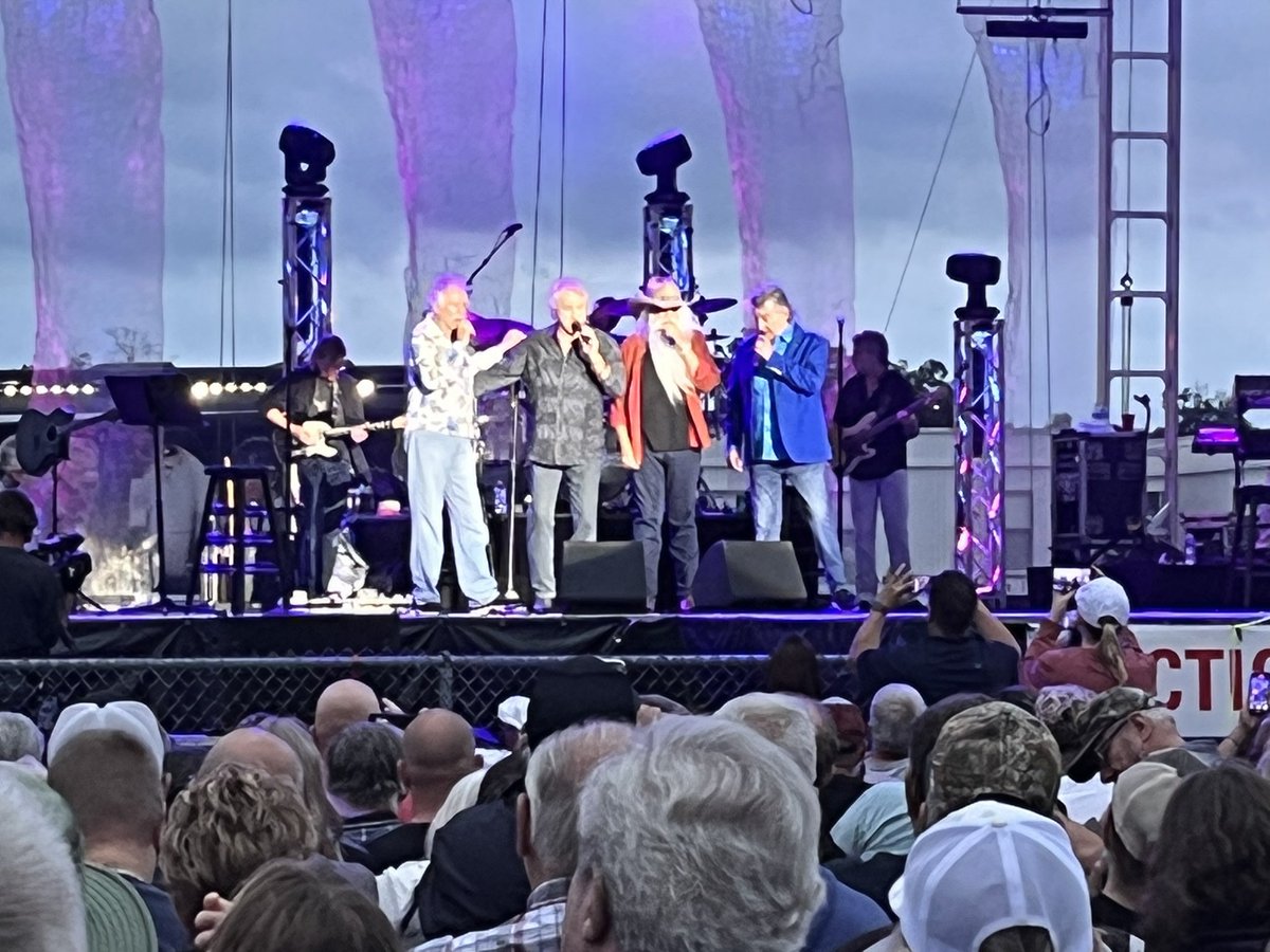 vbdoc12's tweet image. Oak Ridge Boys and Lee Greenwood doesn’t get any better than that. Wisconsin State Fair.