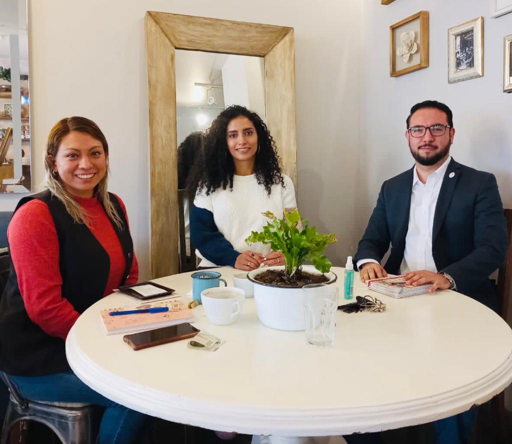 EdnaDiazMx's tweet photo. Agrupaciones como el #FURMEX son un ejemplo de verdadera pasión por el servicio a la comunidad. 
Celebro mi primer acercamiento con el Presidente del Club Rotario de #Uruapan, Arturo López y una de sus socias, Lizbeth Flores, con el objetivo de generar agenda de trabajo en común. https://t.co/xmZYFhbYup