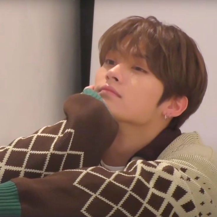 _ilybin's tweet photo. minsung plot • ☕ compra pra mim, amor?

aquele onde Minho se vê paralisado ao ter sua cintura abraçada por Jisung, por quem tinha uma queda -nada- secreta 

ou

onde Jisung abraça o primeiro garoto que vê na sua frente ao ver seu ex maluco se aproximando https://t.co/yWtnrtsT03