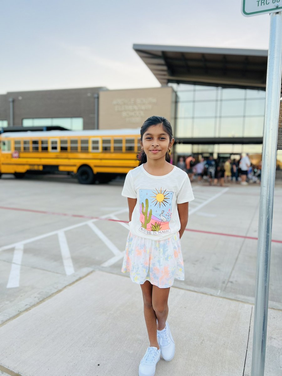 shwethaljathan's tweet photo. #EaglesFirstDay starting new school with Bright Smile ❤️ https://t.co/MiZZKcGC9p