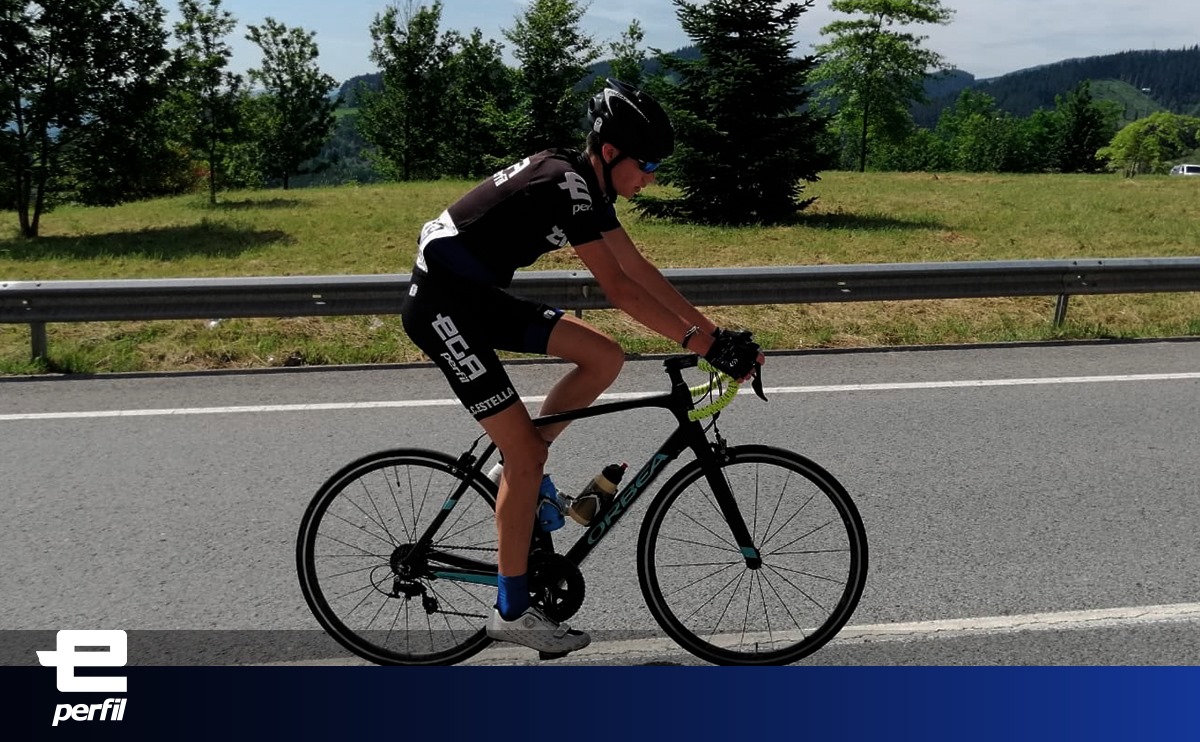 PerfilEga's tweet photo. Ega Perfil un año más patrocina al Equipo Ciclista Estella Categoría Cadetes inculcando valores tan importantes como el Trabajo en Equipo, Constancia, Esfuerzo, Dedicación.
Mucho animo para conseguir los objetivos marcado en la recta final de esta temporada. https://t.co/SRspIWbekL